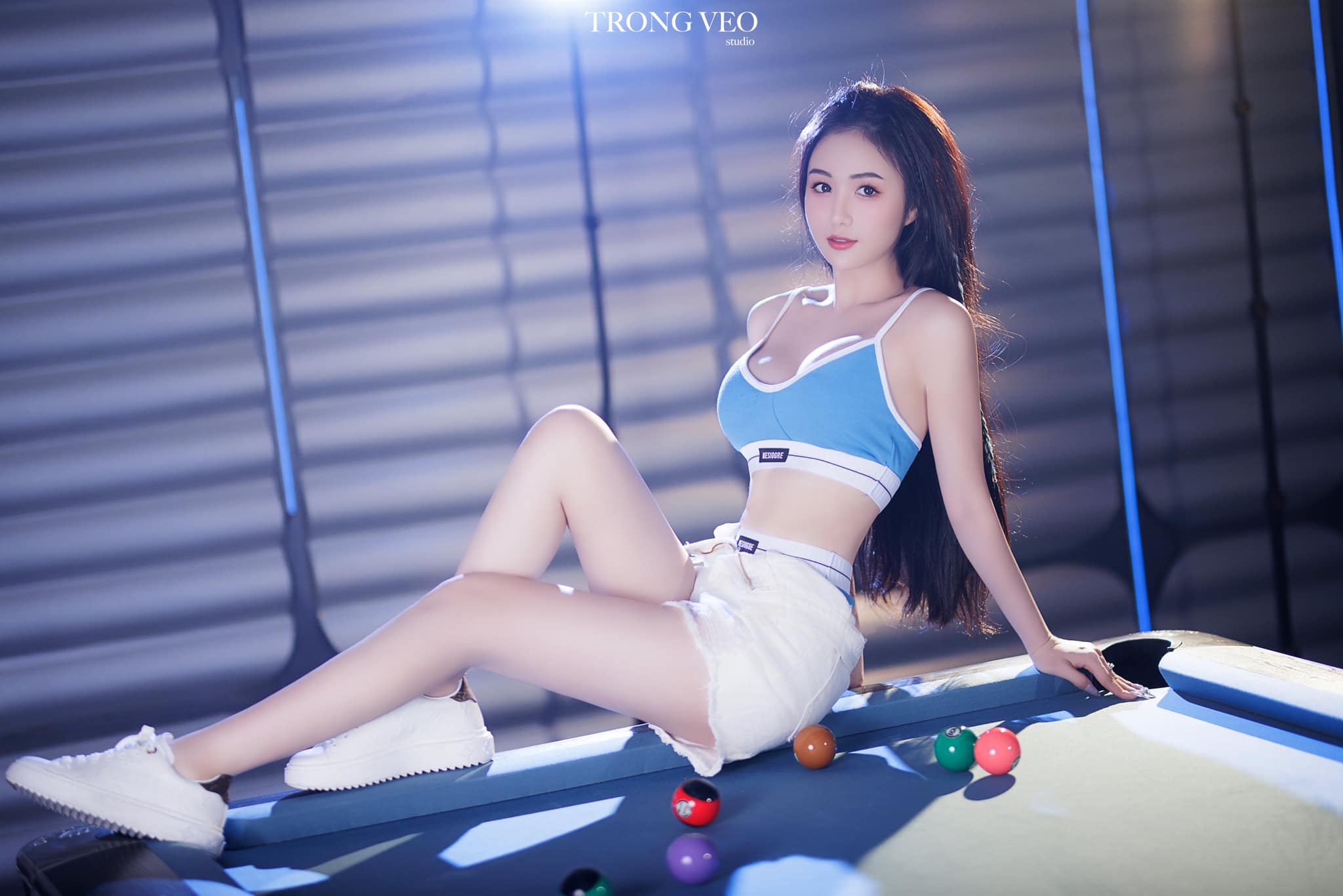 Tạo dáng bên bàn bi-a, hot girl Thư nails khoe body gây chú ý