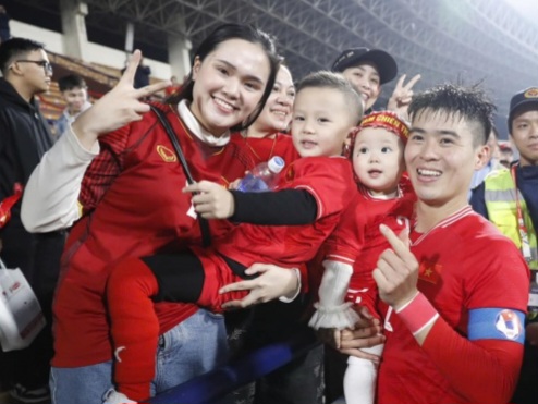 ĐT Việt Nam vô địch AFF Cup, nhan sắc vợ "đội trưởng" chiếm sóng