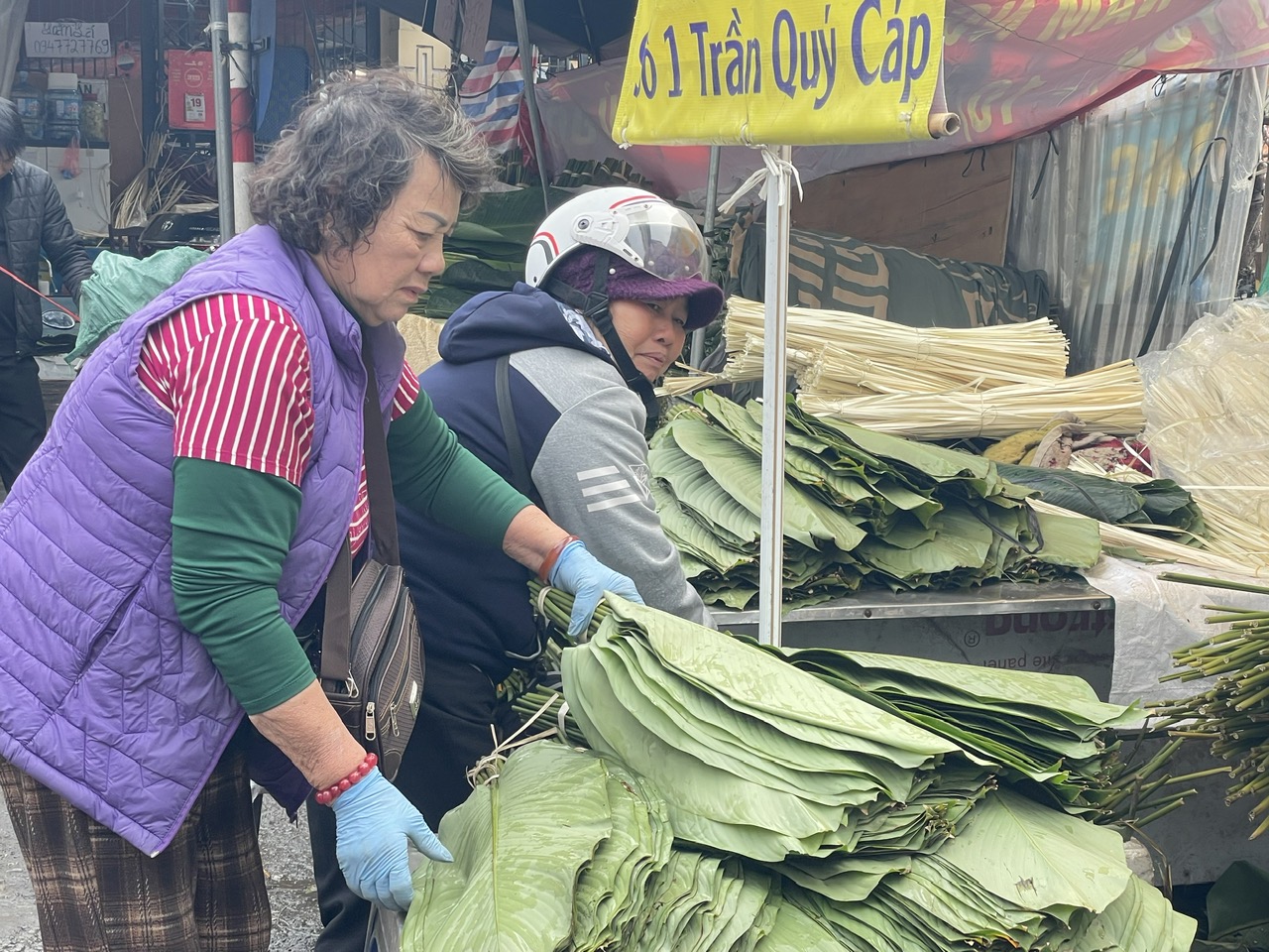 Chợ lá dong lớn nhất Hà Nội tấp nập người bán kẻ mua