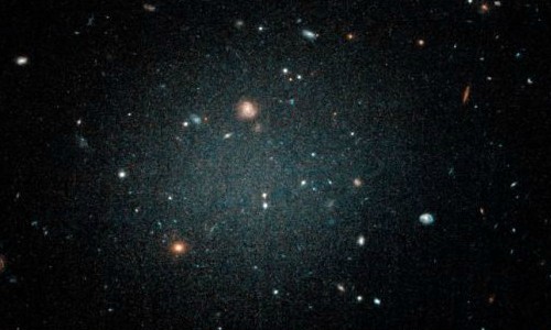 Sửng sốt thiên hà ma quái gần như không có vật chất tối