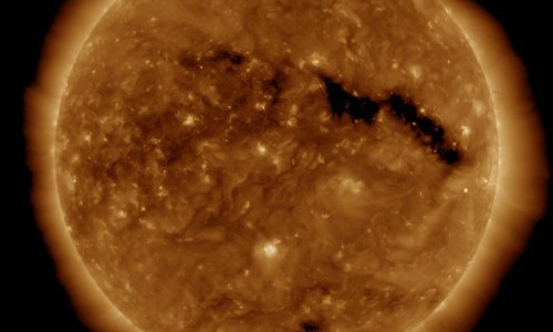 Hình ảnh tác hại đáng sợ từ lỗ hổng lớn trên Mặt trời