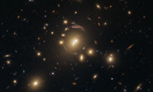 Kinh ngạc kính thiên văn Hubble "bắt quả tang" nhiều thiên hà khổng lồ