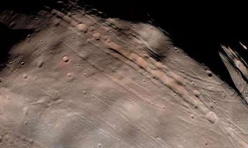 Bí ẩn các rãnh khổng lồ trên mặt trăng sao Hỏa