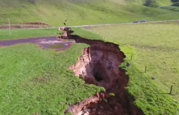 New Zealand: Đất nứt hố tử thần cực lớn, chứa thứ 6 vạn năm trước