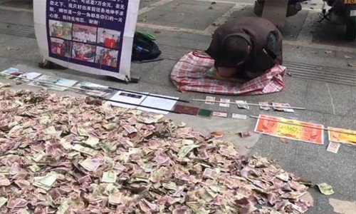 Chuyện lạ hôm nay: Người ăn xin rải tiền trên phố gây sốc