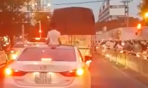 Video: Choáng váng bé trai ngồi vắt vẻo trên nóc ôtô đang chạy