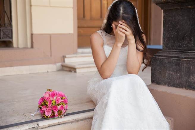 Cô dâu khóc nức nở khi chụp ảnh cưới, thì ra chuyện không ngờ