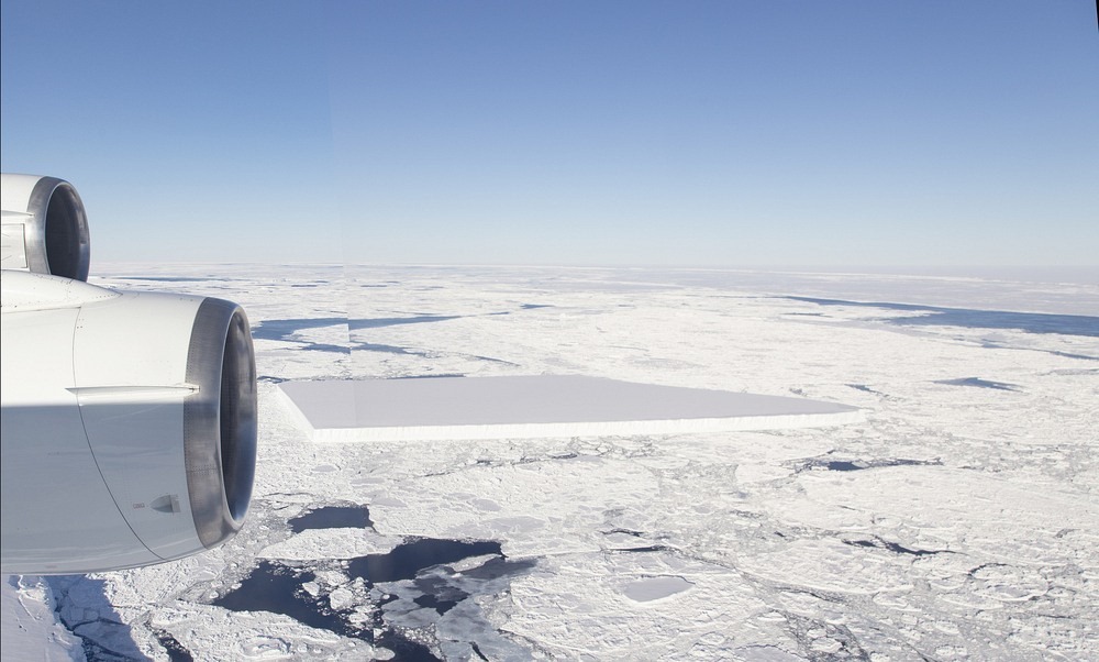 Quái đản tảng băng trôi như bị người ngoài hành tinh can thiệp