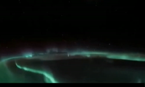 Cực quang sáng rực kỳ ảo nhìn từ ngoài không gian