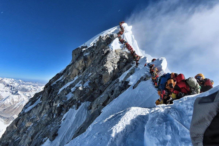 Đỉnh Everest chết chóc: Sống đã tốn kém, chết còn đắt đỏ hơn