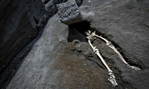 Phát hiện hài cốt bị đá khổng lồ rơi nát đầu 2.000 năm trước