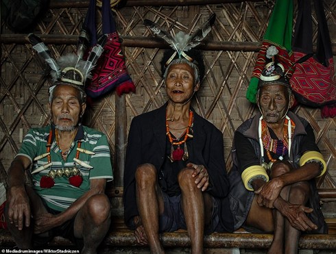 Chuyện kinh dị về bộ tộc diễu đầu người quanh làng