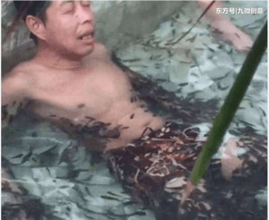 Đàn cá lăn ra chết sau khi người đàn ông bước vào massage 5 phút