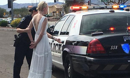 Bi hài cô dâu bị bắt trên đường tới đám cưới