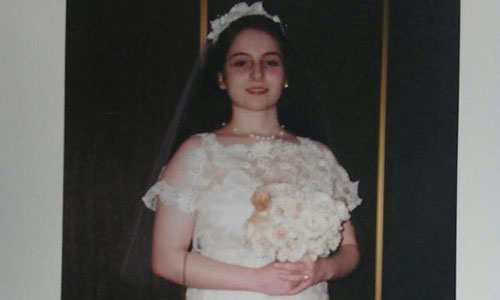 Cô bé bị mẹ ép kết hôn trong phòng khách khi mới 13 tuổi