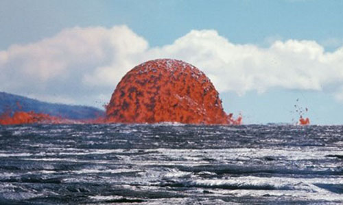 Tháp dung nham cao 20 mét đỏ rực giữa biển khơi