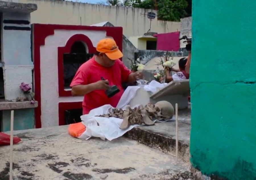 Rùng mình lễ rửa xương người chết ở Mexico