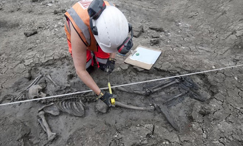 Phát hiện bộ xương nguyên vẹn 500 năm tuổi dưới cống nước ở Anh
