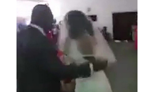 Tình nhân của chú rể mặc váy cô dâu gây náo loạn cả hôn lễ