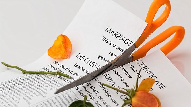 Người phụ nữ ly hôn chồng chỉ 3 phút sau khi kết hôn