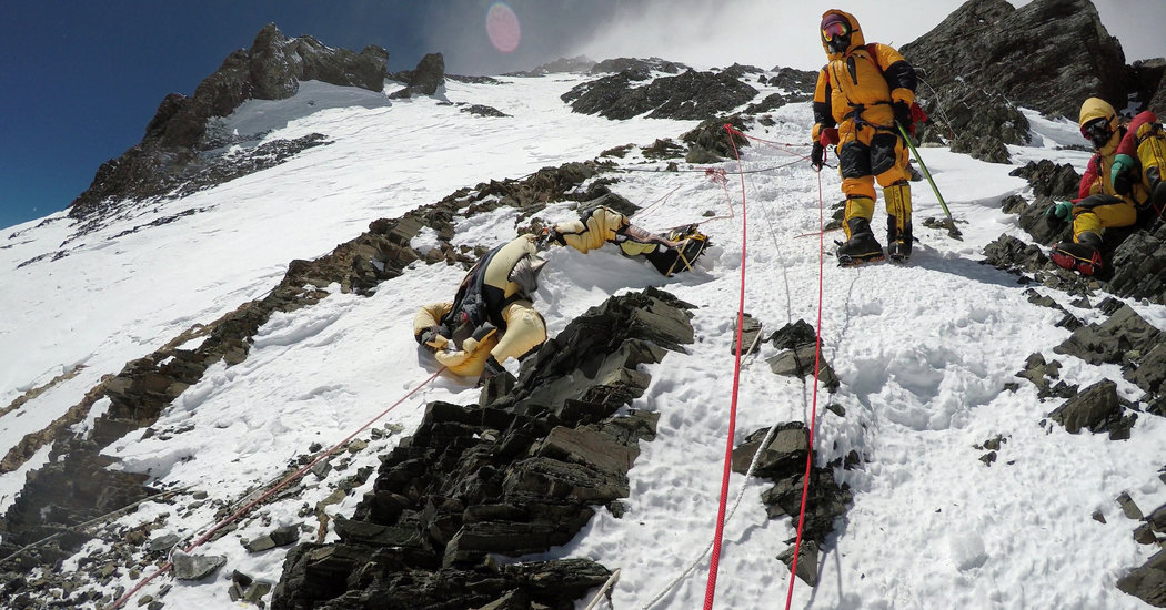 Lộ gần 300 thi thể người ở Everest: Báo hiệu điều đáng sợ sắp đến?