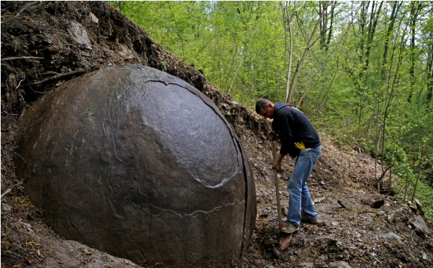 Giải mã bí ẩn quả cầu đá khổng lồ trong rừng cấm