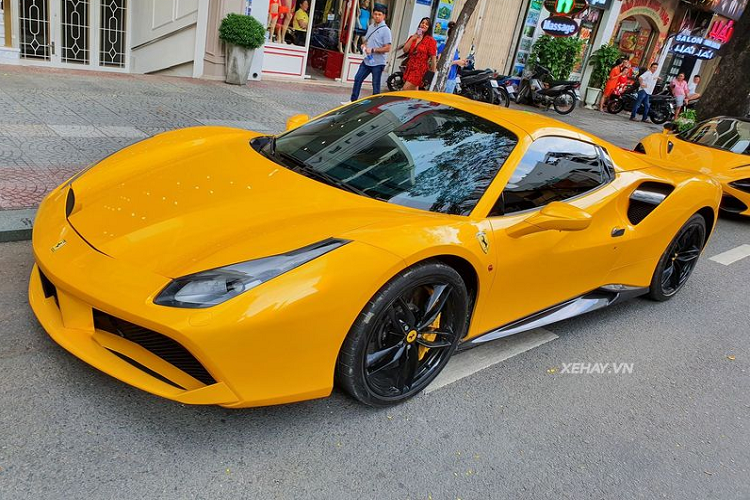 Ngắm siêu xe Ferrari 488 Spider vàng rực một góc Sài Gòn