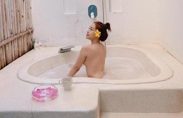 Hàng loạt 'hot girl' tránh nóng với loạt ảnh nude quyến rũ