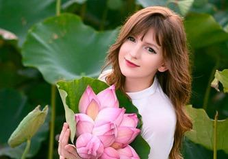 Mẫu Tây DJ mặc áo dài trắng chụp sen hớp hồn dân mạng