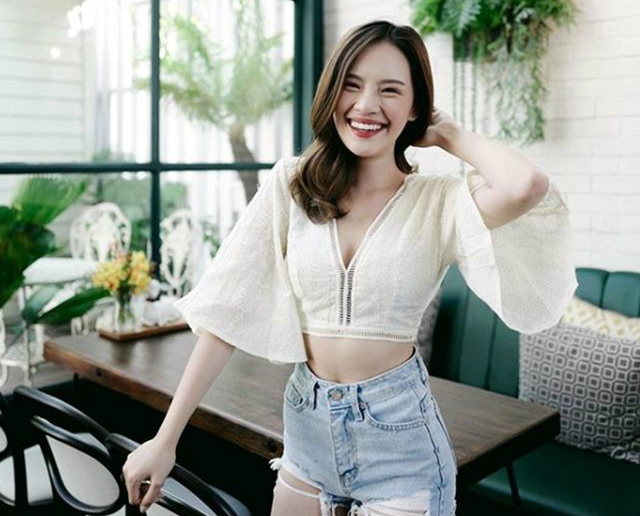 Loạt mỹ nữ đua nhau khoe eo con kiến với áo croptop phơi ngực đầy 