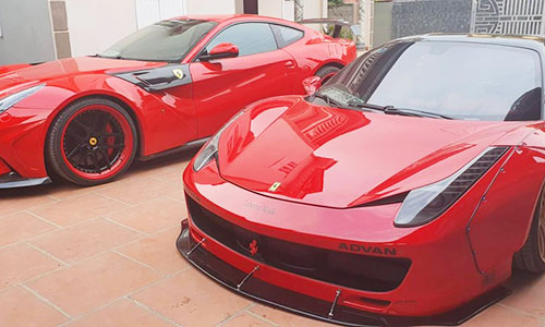 Bộ đôi xe Ferrari giá chục tỷ lăn bánh trên đường làng