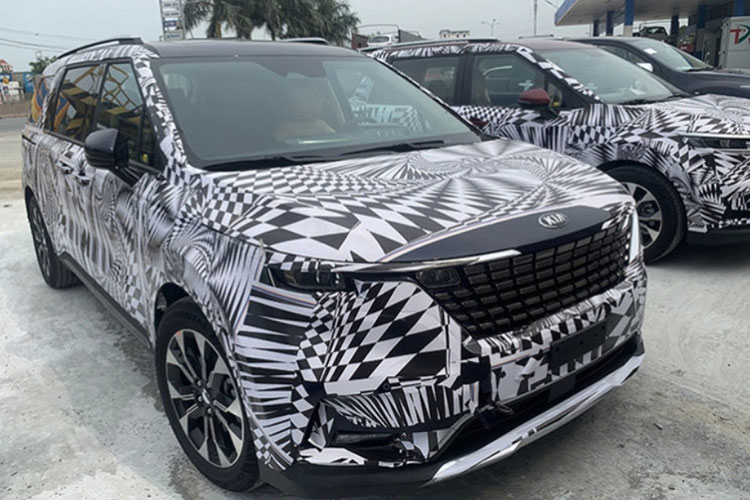 Kia Sedona 2021 xuất hiện trên phố Việt nhưng được 'nguỵ trang' kín mít