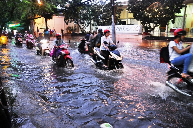 Mưa như trút khiến nhiều tuyến đường Sài Gòn ngập nặng