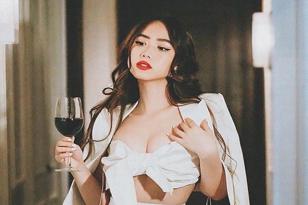 Phong các thời trang sexy của nữ chính 'Người ấy là ai' Mina Nguyễn