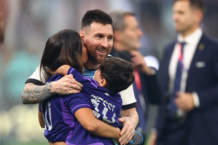 Khoảnh khắc ngọt ngào của Messi cùng vợ và các con ăn mừng chiến thắng