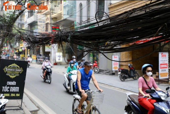 Dây điện, cáp viễn thông chằng chịt như mạng nhện trên phố Hà Nội 