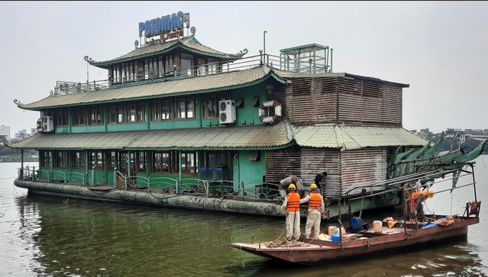 Cận cảnh cưỡng chế, di dời tàu 'ma' trên Hồ Tây