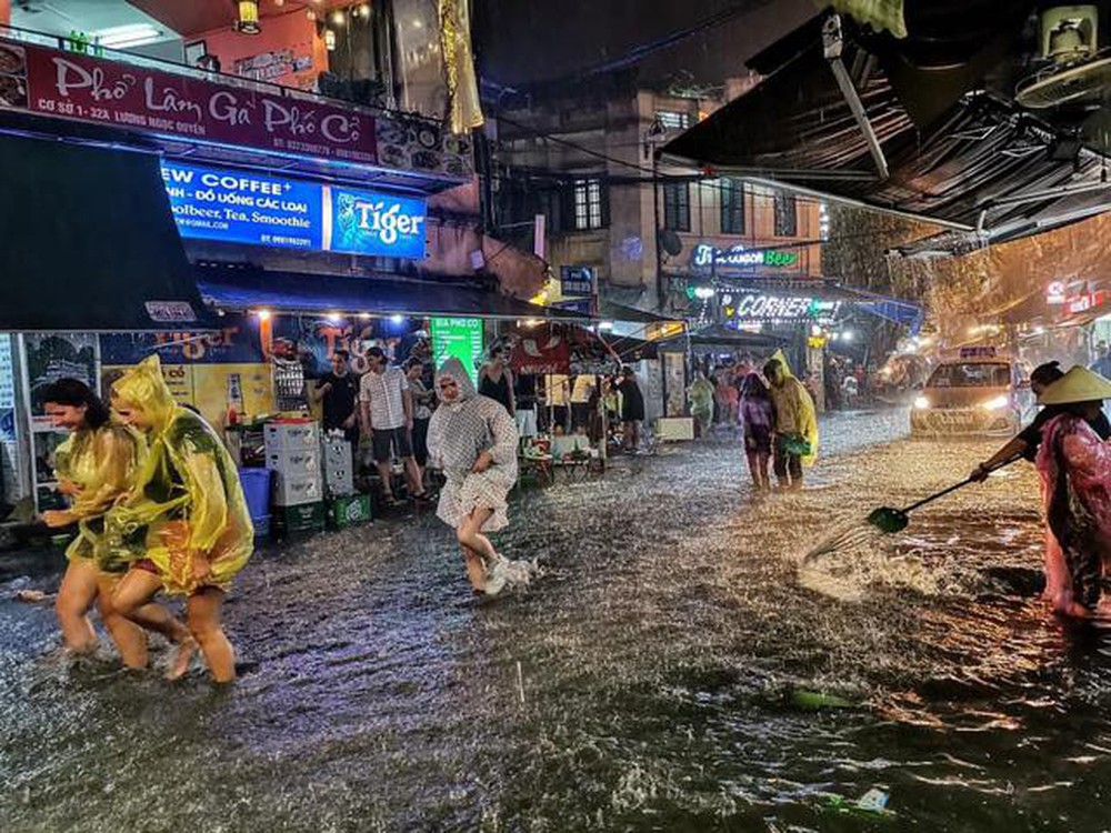 Đường phố Hà nội ngập nước sau trận mưa lớn ngay giữa kỳ nghỉ lễ