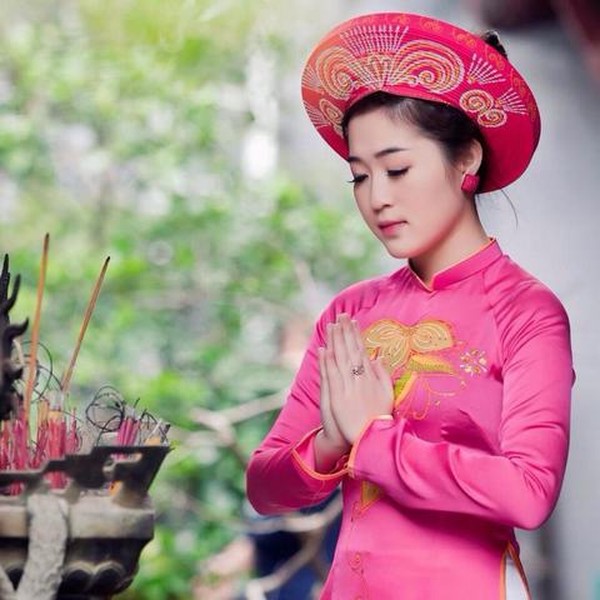 Trong trang phục áo dài, khăn đóng, rất nhiều bạn trẻ đã mau chóng lưu giữ cho mình những shoot hình ý nghĩa trước thềm năm mới Giáp Ngọ.