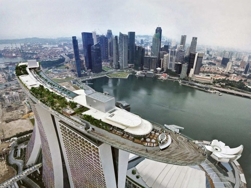 Marina Bay Sands-Singapore được xây dựng rất tốn kém và thiết kế của nó đã thu hút được sự quan tâm, khen ngợi từ các kiến trúc sư nổi tiếng trên toàn thế giới.