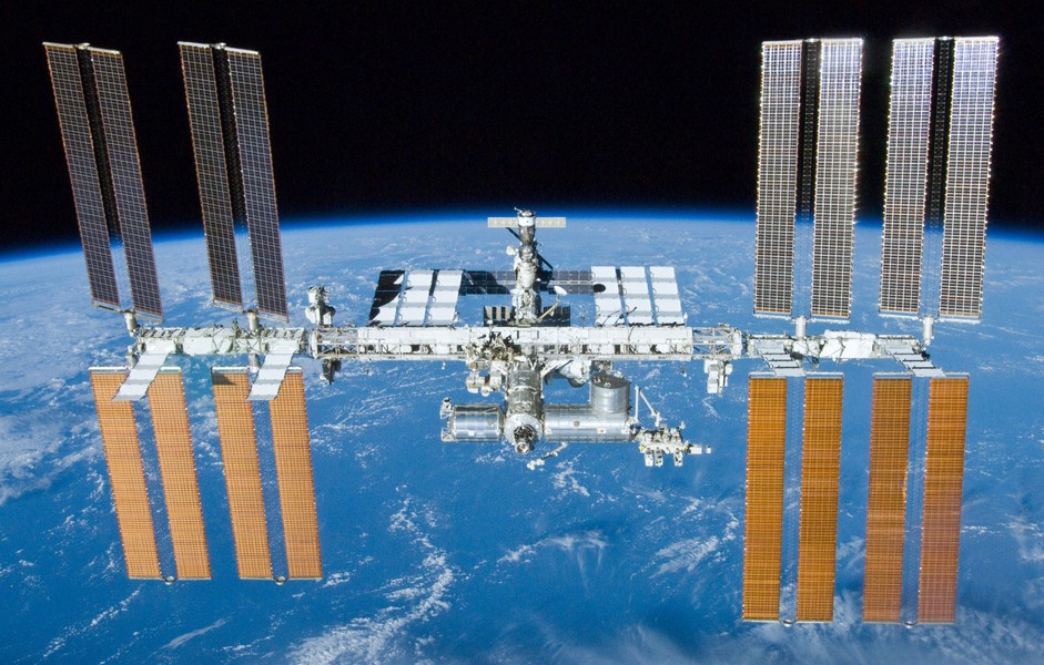  Trạm Vũ trụ quốc tế có tên tiếng Anh là International Space Station (viết tắt là ISS) với mô-đun đầu tiên được đưa lên quỹ đạo vào ngày 20/11/1998. Đây được coi là công trình biểu tượng cho sự đoàn kết và chia sẻ công nghệ của thế giới với hơn 17 cường quốc cùng tham gia chế tạo.