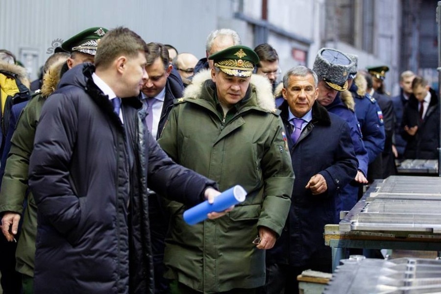 Bộ trưởng Bộ Quốc Phòng Nga ông Sergey Shoigu vừa rồi có chuyến thăm nhà máy chế tạo  máy bay ném bom chiến lược tại một địa điểm không được tiết lộ. Nguồn ảnh: Sina.