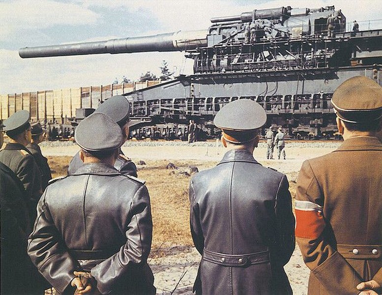 Khẩu  đại bác 800 mm của Đức có tên Schwerer Gustav, nó được ra đời vào năm 1941 và phục vụ nước Đức suốt đến khi Chiến tranh Thế giới thứ 2 kết thúc. Nguồn ảnh: Pinterest.