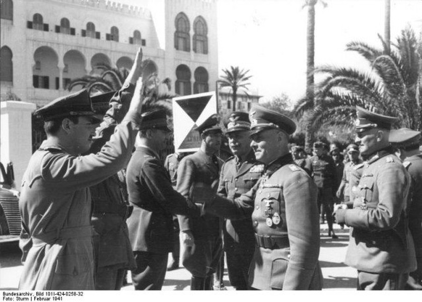 Tướng Rommel đến châu Phi dưới sự chào đón của các sỹ quan Italia, sau khi Rommel đến châu Phi, cục diện của chiến trường này đã thay đổi hẳn với các chiến thắng áp đảo của  phát xít Đức. Ảnh: Warhistory.