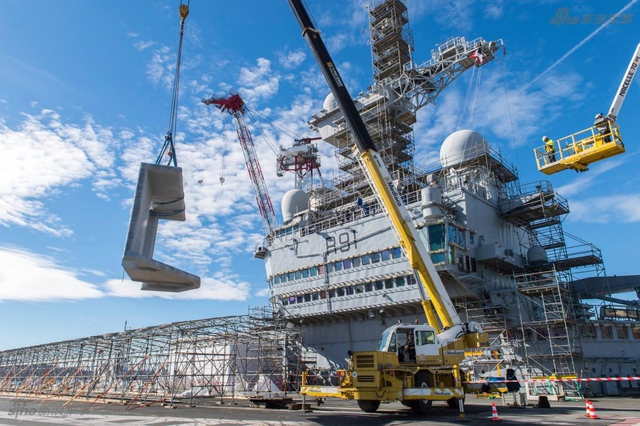 Kể từ tháng 11/2015, tàu sân bay Charles de Gaulle của Hải quân Pháp đã trở về Toulon để thực hiện nâng cấp giữa giai đoạn. Truyền thông Pháp mới đây đăng tải những hình ảnh mới nhất của Charles de Gaulle đang được nâng cấp, sữa chữa lớn. Nguồn ảnh: Sina.