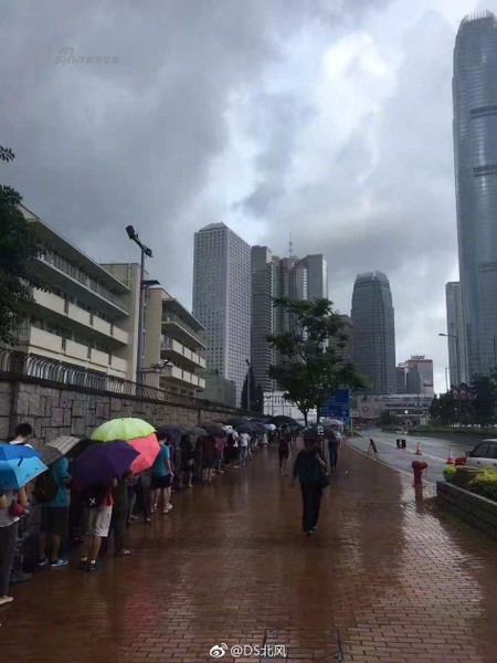 Bất chấp mưa to gió lớn, hàng nghìn người dân Hong Kong vẫn kiên nhẫn xếp hàng chờ mua vé lên thăm quan  tàu sân bay Liên Ninh của Trung Quốc khi chiếc hàng không mẫu hạm đầu tiên của Trung Quốc này cập cảng Hong Kong hôm 29/6 vừa qua. Nguồn ảnh: Sina.