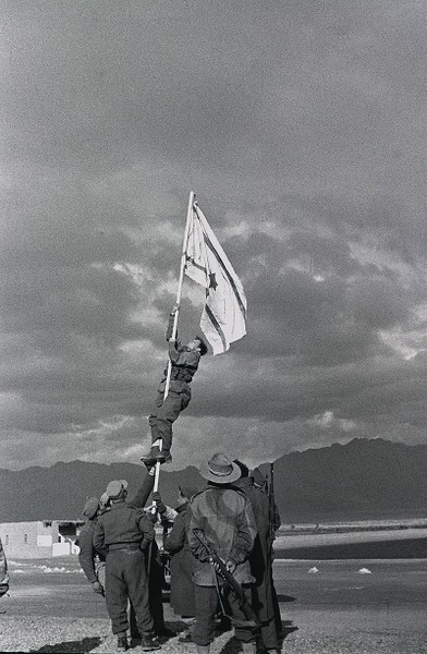 Diễn ra vào tháng 5/1948, và kéo dài trong khoảng 10 tháng, cuộc  chiến tranh Ả Rập-Israel năm 1948 là lần đầu tiên những người Israel "so găng" với liên Minh Ả Rập ngay sau khi tuyên bố lập quốc của Israel còn chưa ráo mực. Trong một cuộc chiến hoàn toàn không cân sức. Nguồn ảnh: Common.