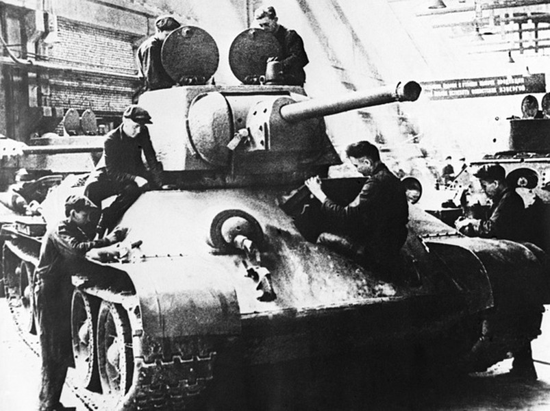 Theo đó vào ngày 19/12/1939, đúng 78 năm về trước, huyền thoại  T-34 của Liên Xô chính thức được sự đồng ý từ hội đồng Xô-viết tối cao cho phép được sản xuất hàng loạt với quy mô công nghiệp. Nguồn ảnh: TASS.