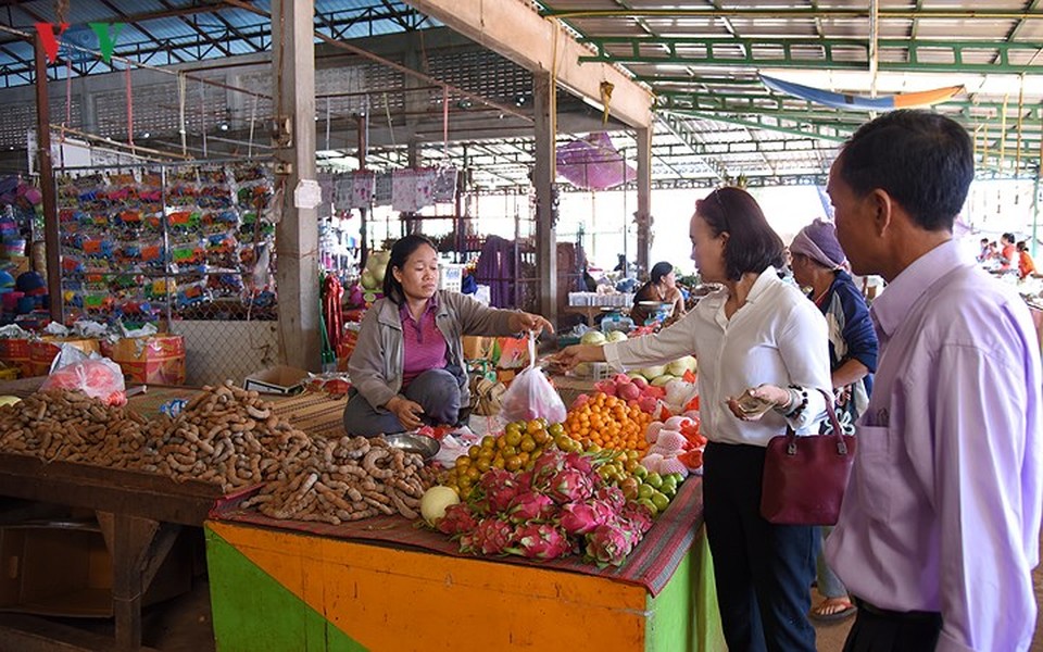 Vào những thời khắc cuối cùng của năm cũ,  người Việt tại Lào lại trở về bên gia đình, quây quần bên mâm cơm tất niên để ôn lại những vui buồn trong năm.