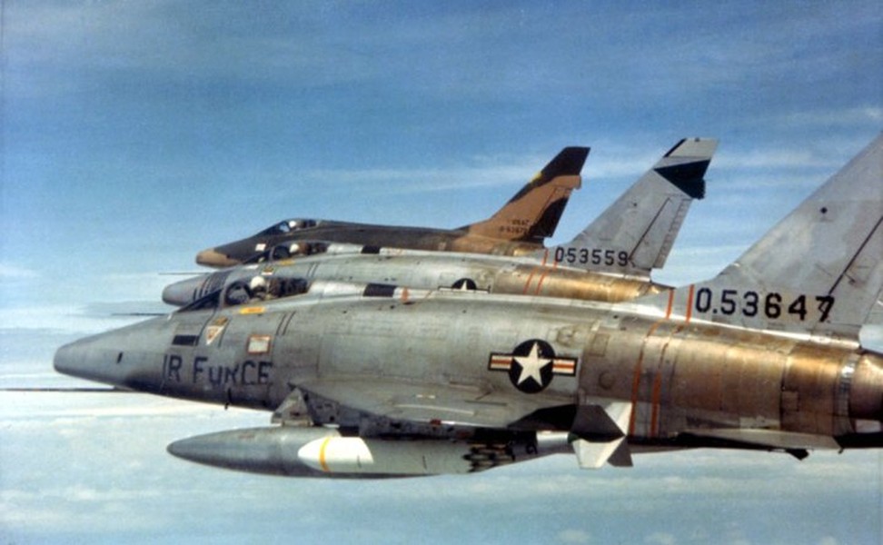 Cất cánh lần đầu ngày 25/5/1953,  F-100 Super Sabre được coi là mẫu máy bay chiến đâu siêu đầu tiên của Không lực Hoa Kỳ. Nó cũng được xem là chiếc đầu tiên trong seri "máy bay thế kỷ" F-10x được phát triển cho Quân đội Mỹ suốt giai đoạn 1950-1960. Nguồn ảnh: Pinterest.